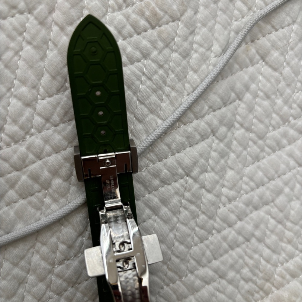 Gucci Dive Watch with Black Dial and Green-Red Strap - Picture 7 of 10